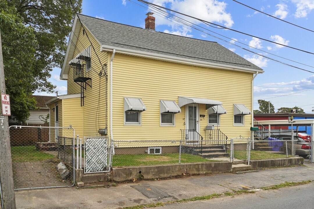 25 Slade St in Pawtucket, RI - Building Photo