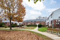 Bell Park Gardens in Oakland Gardens, NY - Foto de edificio - Building Photo