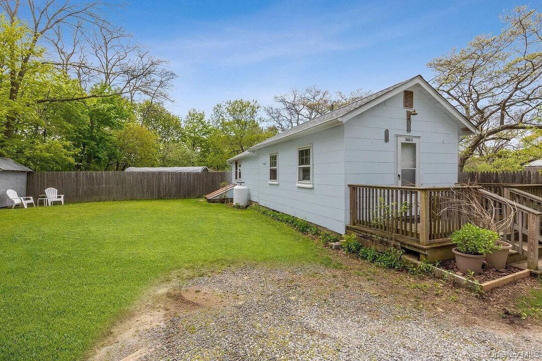 560 Pacific St in Mattituck, NY - Building Photo