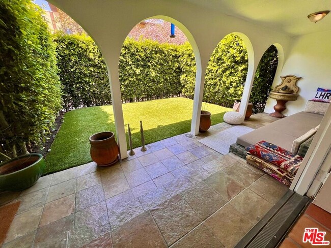 708 Westmount Dr in West Hollywood, CA - Building Photo - Building Photo