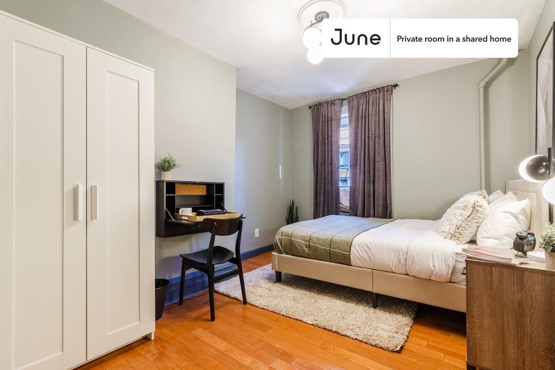 Private bedroom in 4 bed/1 bath Home in New York, NY - Building Photo