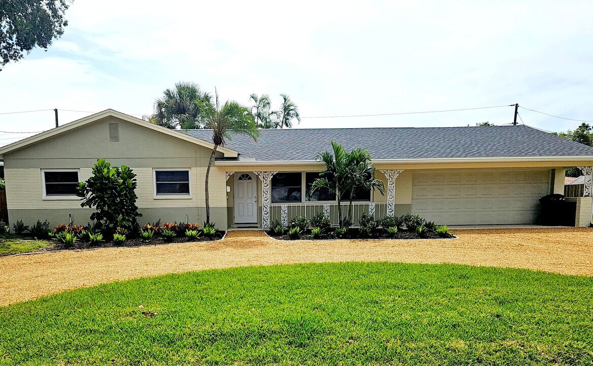 238 Freeport Ave NE in St. Petersburg, FL - Building Photo