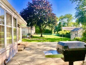 2112 N Kennicott Dr in Arlington Heights, IL - Building Photo - Building Photo