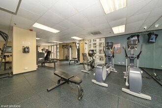 200 N Dearborn St, Unit 2208 in Chicago, IL - Building Photo - Building Photo