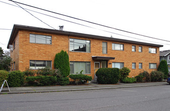 4460 Woodland Park Ave N in Seattle, WA - Building Photo - Building Photo