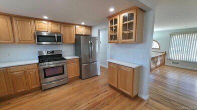 4 Willow St in Selden, NY - Building Photo - Building Photo