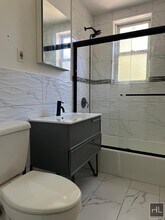 59 PLACE in Queens, NY - Foto de edificio - Building Photo