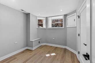 2451 N Albany Ave, Unit G in Chicago, IL - Building Photo - Building Photo