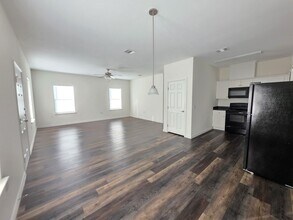 6306 Lacey Oak Dr in Hitchcock, TX - Building Photo - Building Photo