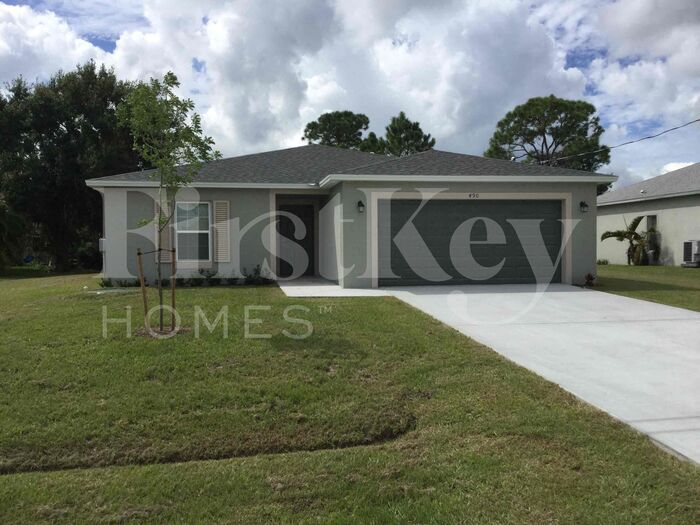 490 SW Dagget Ave in Port St. Lucie, FL - Building Photo