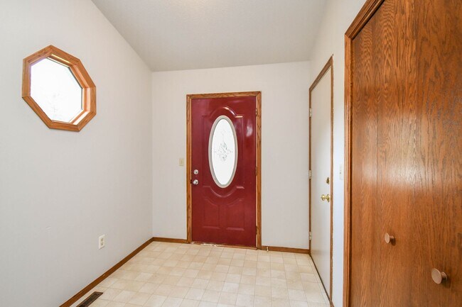 705 N Montgomery Ct in Sioux Falls, SD - Building Photo - Building Photo