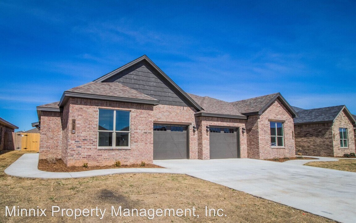 2012 102nd St in Lubbock, TX - Building Photo