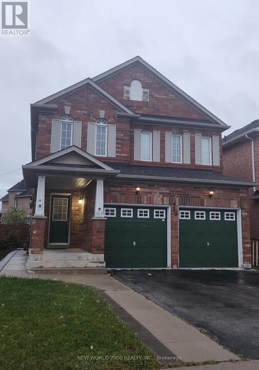 423 Huntington Ridge Dr in Mississauga, ON - Building Photo