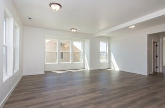 11618 S Skyward Rd in South Jordan, UT - Foto de edificio - Building Photo