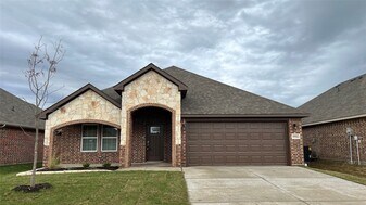906 Hardaway Ln in Greenville, TX - Building Photo