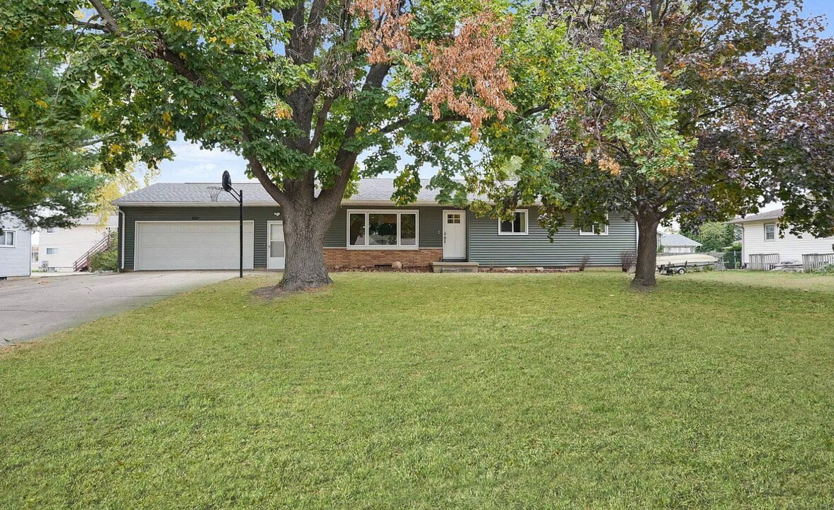 2912 Tucson Dr in Cedar Falls, IA - Building Photo