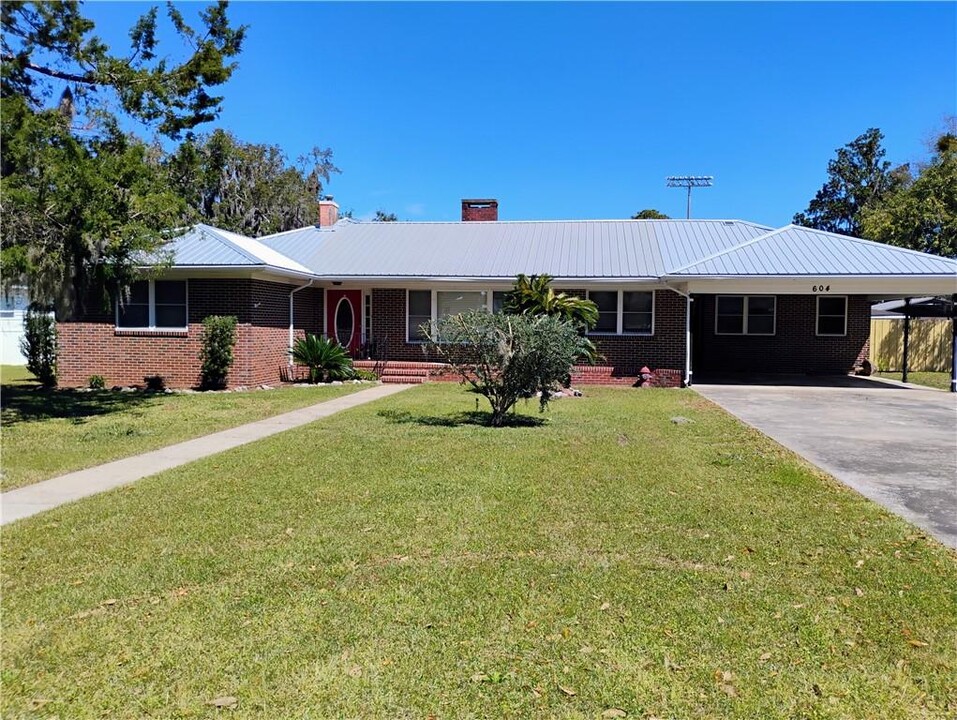 604 Fort King George Dr in Darien, GA - Foto de edificio