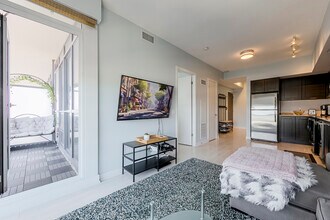 2212-2212 Lake Shore Blvd W in Toronto, ON - Building Photo - Building Photo