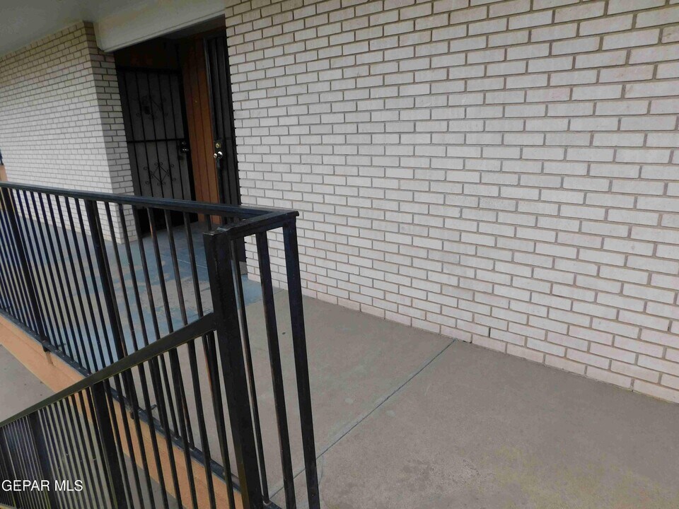 6400 Edgemere Blvd in El Paso, TX - Building Photo