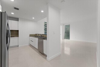 1050 Brickell Ave, Unit 3320 in Miami, FL - Foto de edificio - Building Photo