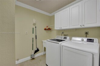 7905 SW 161st St in Palmetto Bay, FL - Building Photo - Building Photo