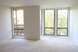 1051 Beach Park Blvd in Foster City, CA - Foto de edificio - Building Photo