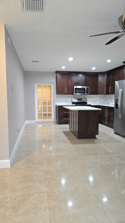 5209 Cannon Way in West Palm Beach, FL - Building Photo