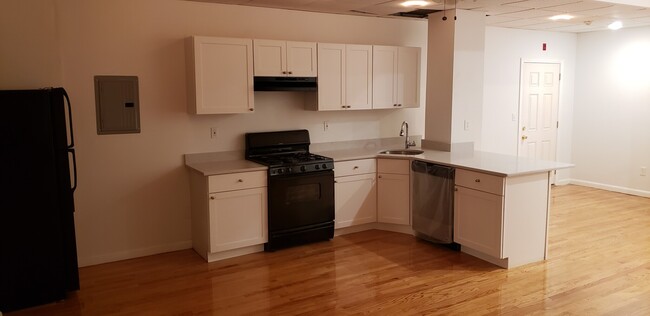 24 Fleet St, Unit B in Boston, MA - Building Photo - Building Photo