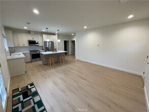 215 E 2nd St in San Dimas, CA - Foto de edificio - Building Photo