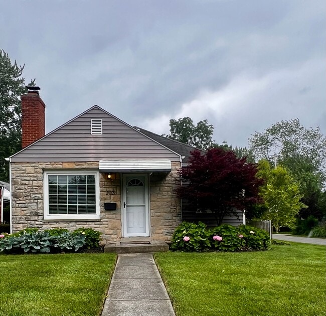 property at 203 E Jeffrey Pl