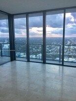 88 SW 7th St, Unit 3402 in Miami, FL - Building Photo