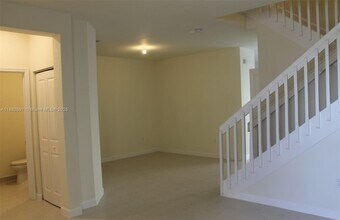11100 W 33rd Way in Hialeah, FL - Building Photo - Building Photo