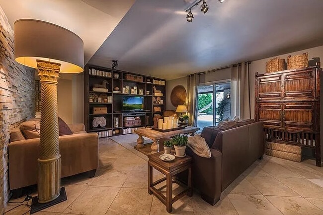 2350 E Via Escuela in Palm Springs, CA - Building Photo - Building Photo