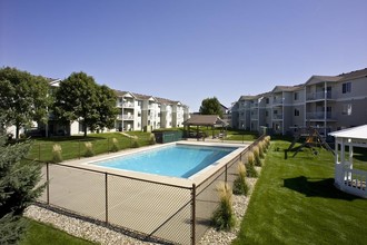 Bennington Hill Apartments in Sioux Falls, SD - Foto de edificio - Building Photo