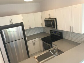808 E 32nd St in Hialeah, FL - Building Photo - Building Photo