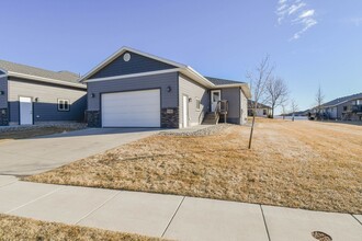 3704 S Outfield Cir in Sioux Falls, SD - Building Photo - Building Photo