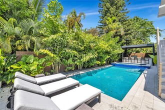 1351 S Venetian Way in Miami Beach, FL - Building Photo - Building Photo