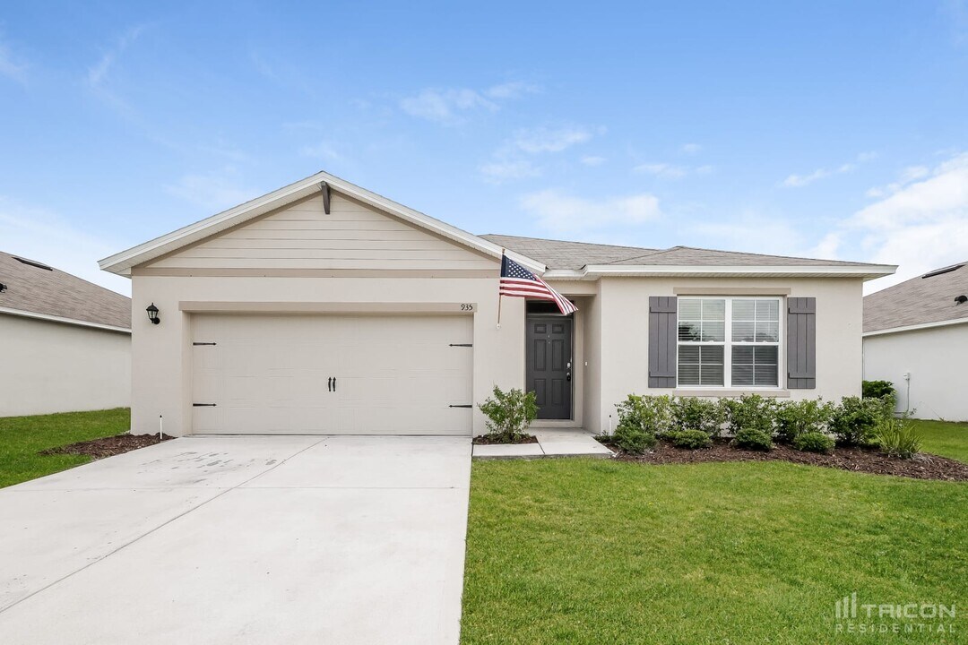 935 Summer Glen Dr in Winter Haven, FL - Foto de edificio