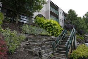 Cambridge Court in Pittsburgh, PA - Building Photo