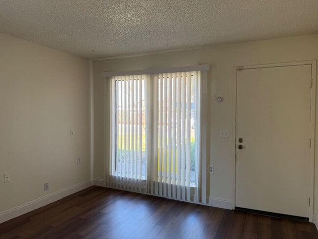 77-79-79 W Clover St in Woodland, CA - Building Photo - Building Photo