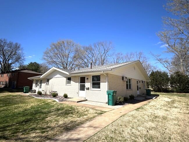 23 Magnolia Dr in Belleville, IL - Building Photo - Building Photo