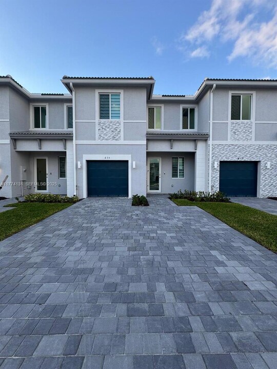 635 SE 13th St Cir in Homestead, FL - Building Photo