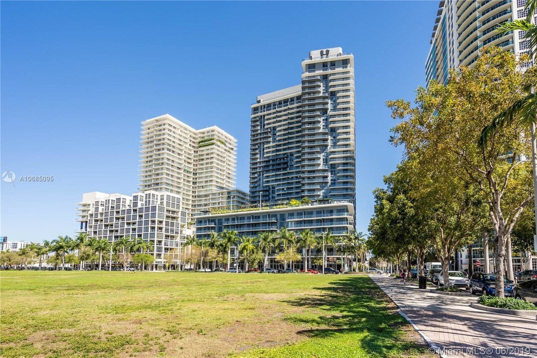 121 NE 34th St, Unit 2914 in Miami, FL - Building Photo
