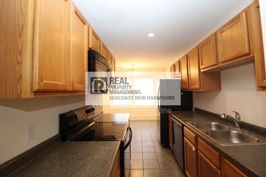 4 Waverly Dr in Dover, NH - Building Photo