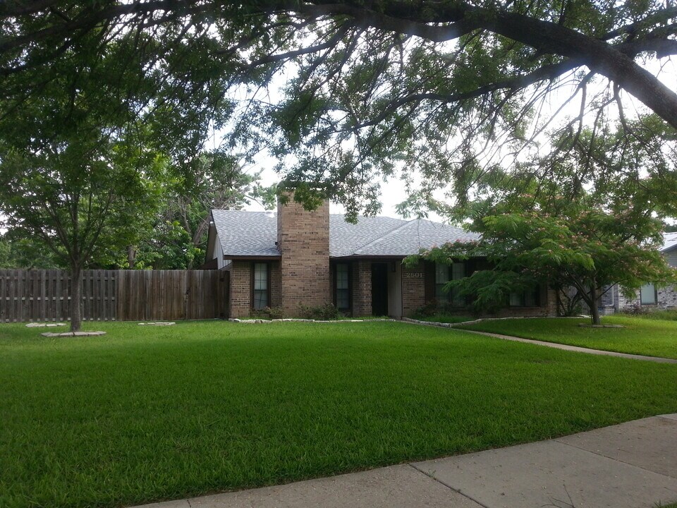 2501 Majestic Dr in Plano, TX - Building Photo