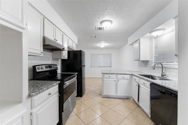 4927 Glendower Dr in Spring, TX - Foto de edificio - Building Photo