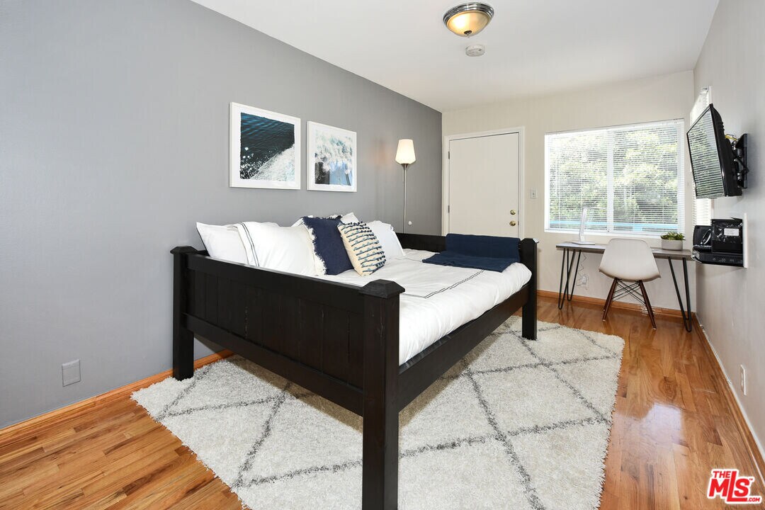 16 Clubhouse Ave-Unit -16 in Los Angeles, CA - Building Photo