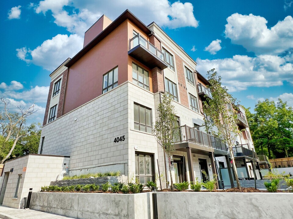 4045-4045 Hickory Dr in Mississauga, ON - Building Photo