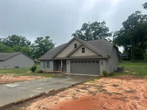 108 Sample Rd in Greenwood, SC - Building Photo - Building Photo