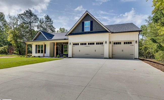 399 Bowers Rd in Travelers Rest, SC - Foto de edificio - Building Photo